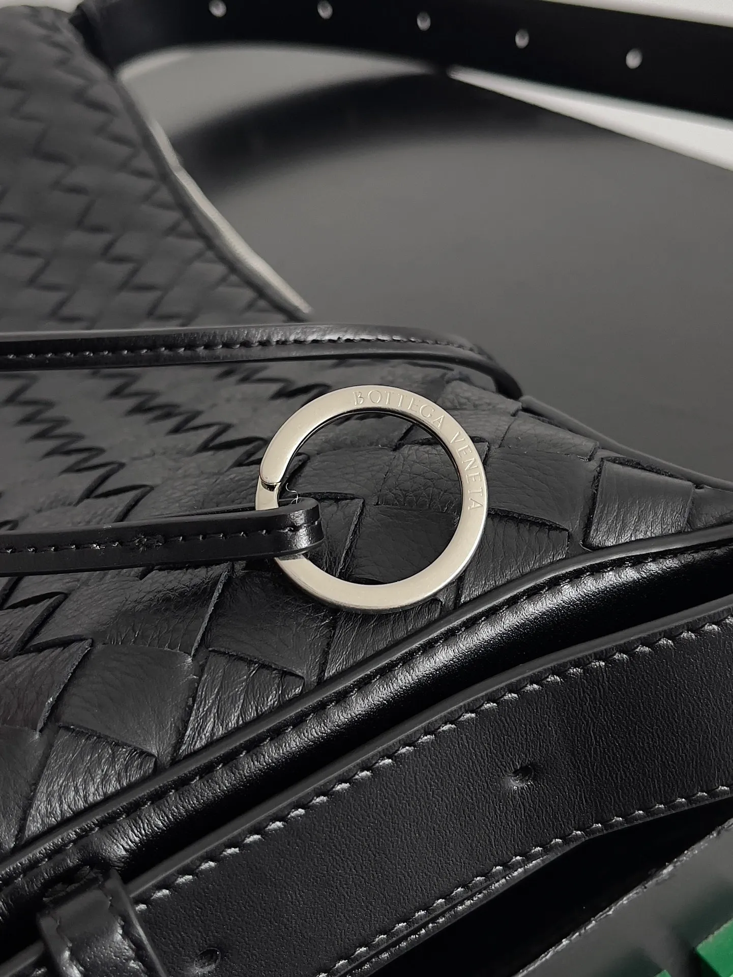 Batch 2800 BOTTEGA VENETA's new Traveler deerskin series is here! The travel season is coming soon, and I believe you must need a large-capacity and simple bag. This new Traveler is very in line with the current travel craze. The whole bag is designed with deerskin and is made of the highest quality leather. It feels tougher to the touch. The super large capacity is suitable for short trips. Traveling with friends and family does not require carrying heavy luggage. It is also very convenient for friends who often travel for work. You can carry two changes of clothes and a computer with you. It also comes with an adjustable shoulder strap to free your hands. Style number: 806974 Size: 44*33*9cm